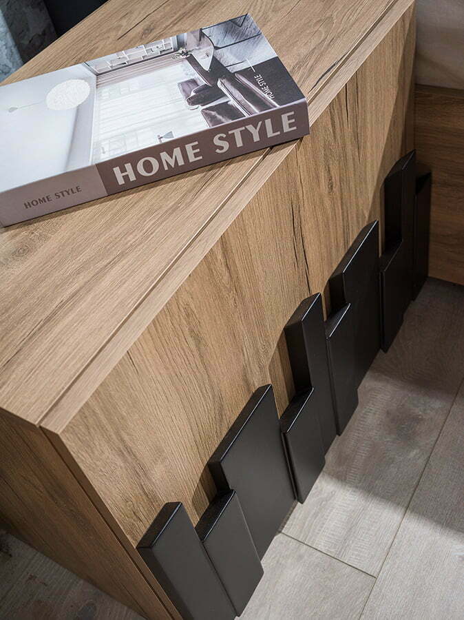 Dormitor Mozart, sonoma/negru, pat 160x200 cm, dulap cu 2 usi culisante, comoda, 2 noptiere