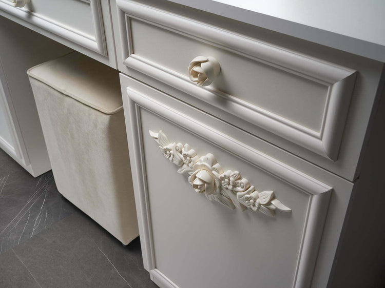 Dormitor Neli, crem, pat 160x200 cm, dulap cu 6 usi, comoda, 2 noptiere, somiera metalica si saltea incluse